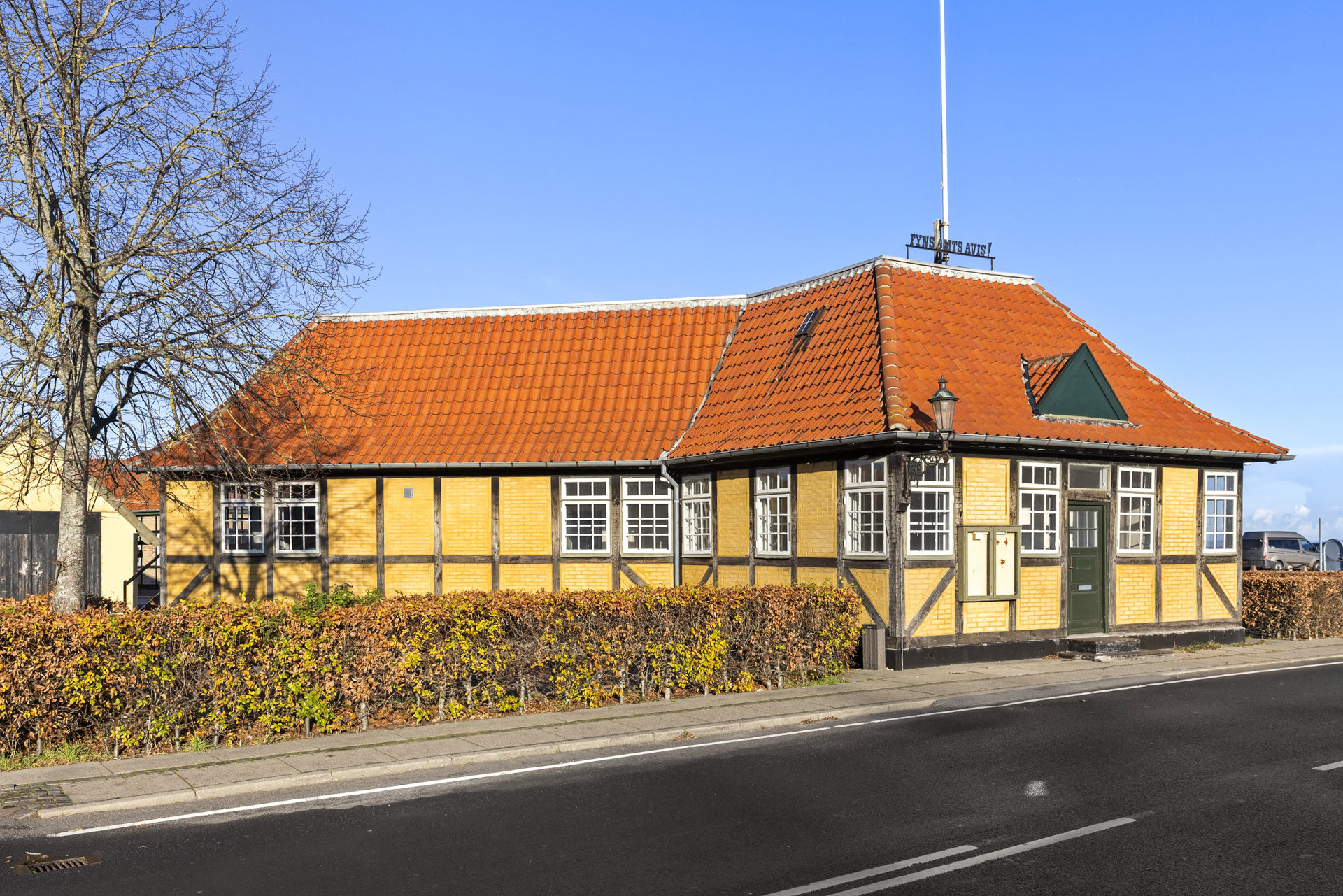 Historisk og velholdt erhvervsejendom, midt på stemningsfuld og aktiv havn
