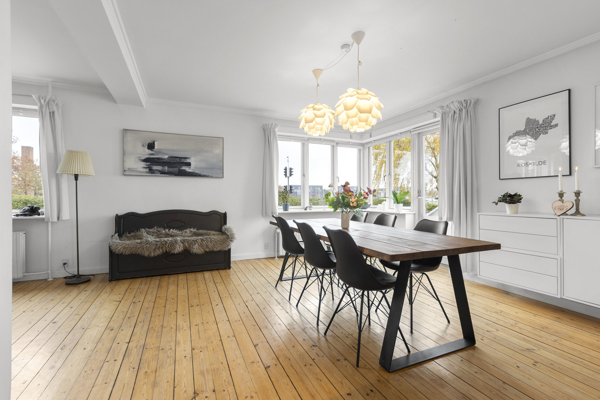 Rummelig villa i Sønderlund med anvendelig kælder og skøn terrasse nær Roskilde Centrum