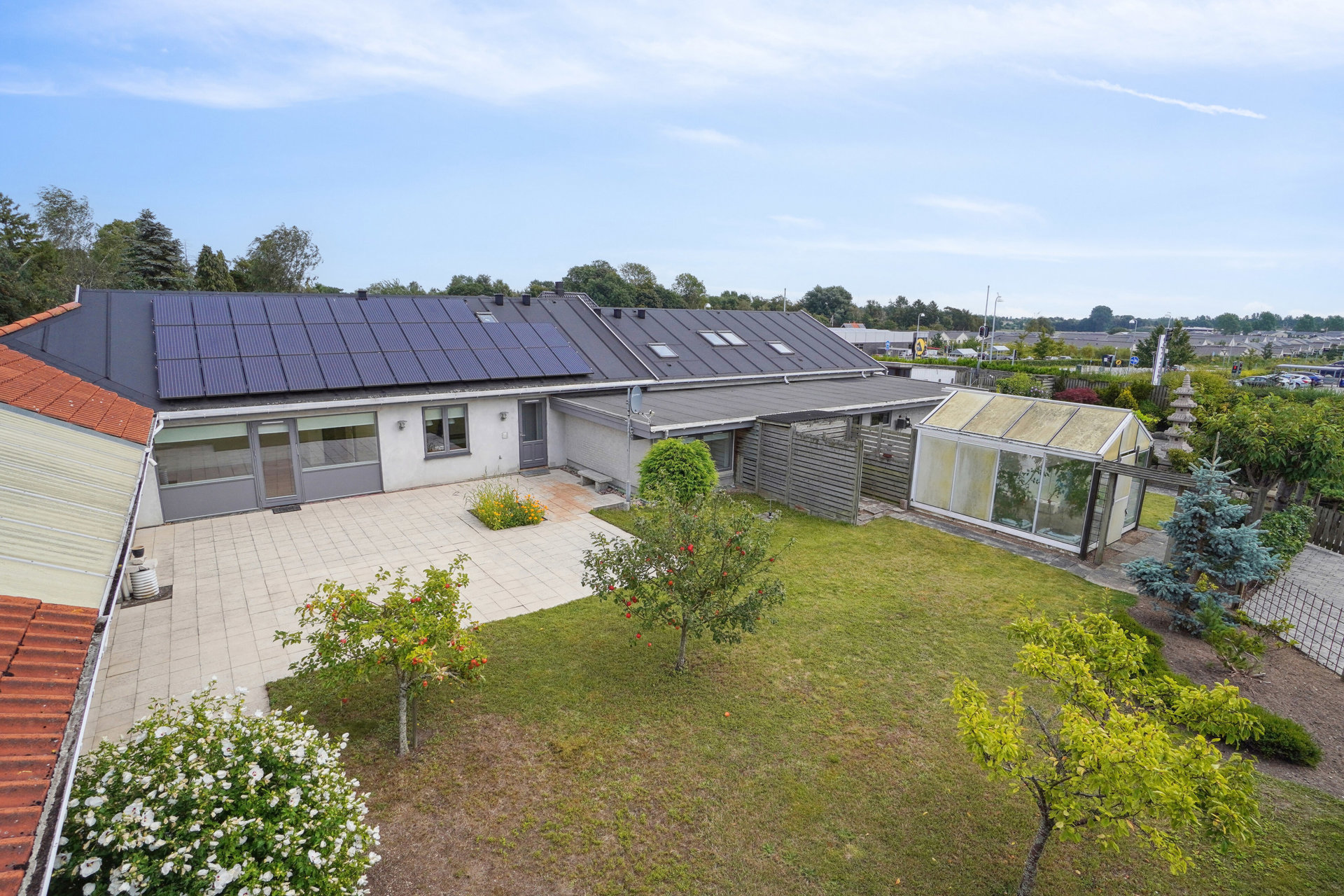Rummelig bolig på stor grund i Jyllinge med solceller, gulvvarme og varmepumpe – ideel til familie, flere generationer eller kombineret bolig og erhverv