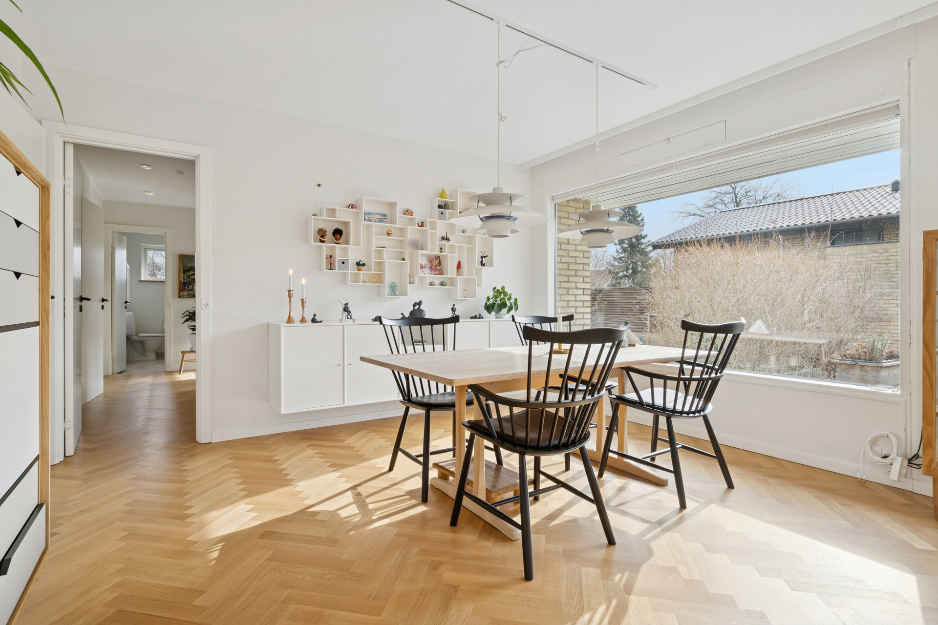 Rummelig villa i Himmelev med smukke sildebensgulve, skøn terrasse, grønne omgivelser.