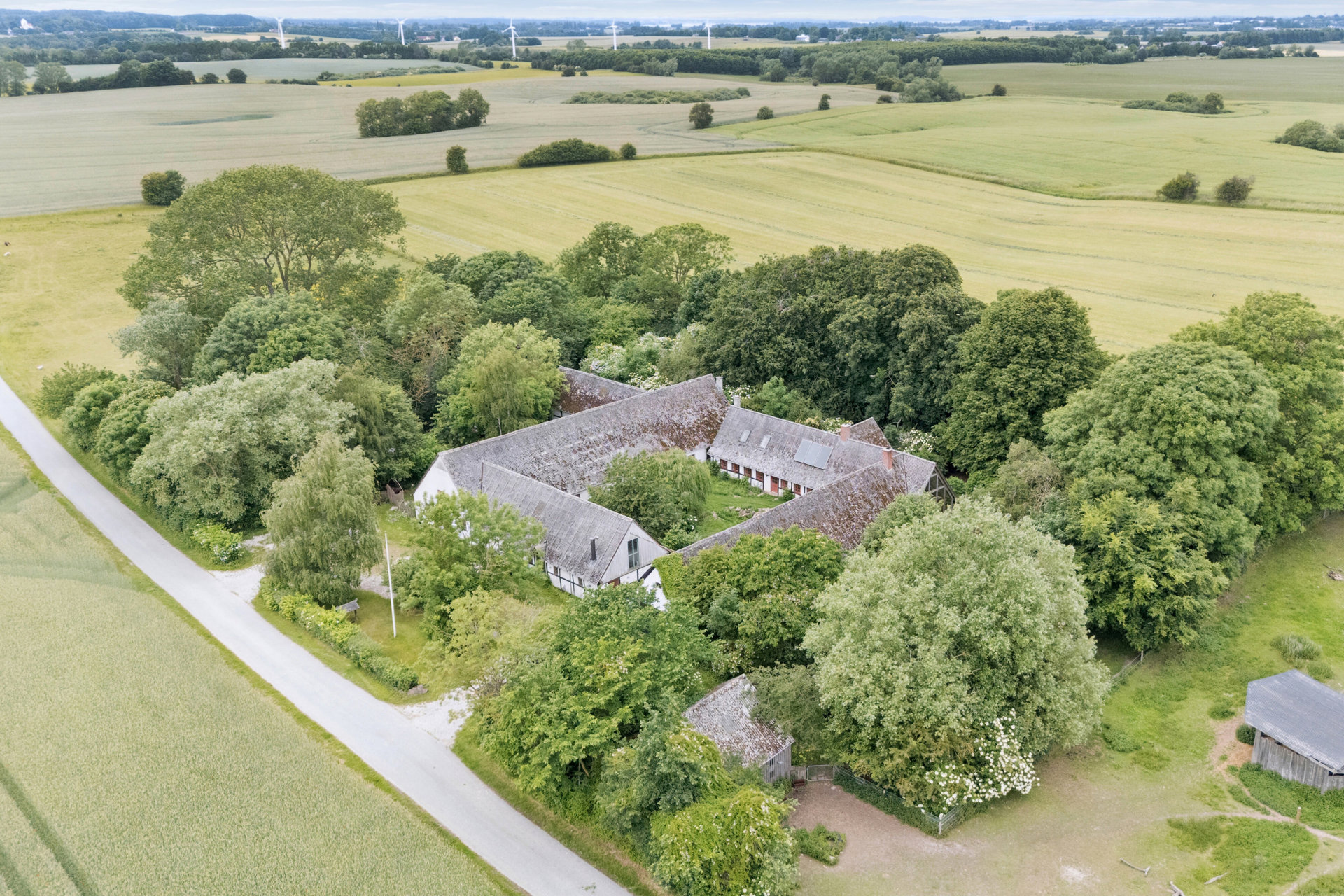 Charmerende landejendom med sjæl, historie og 1,31 ha i naturskønne Lyndby