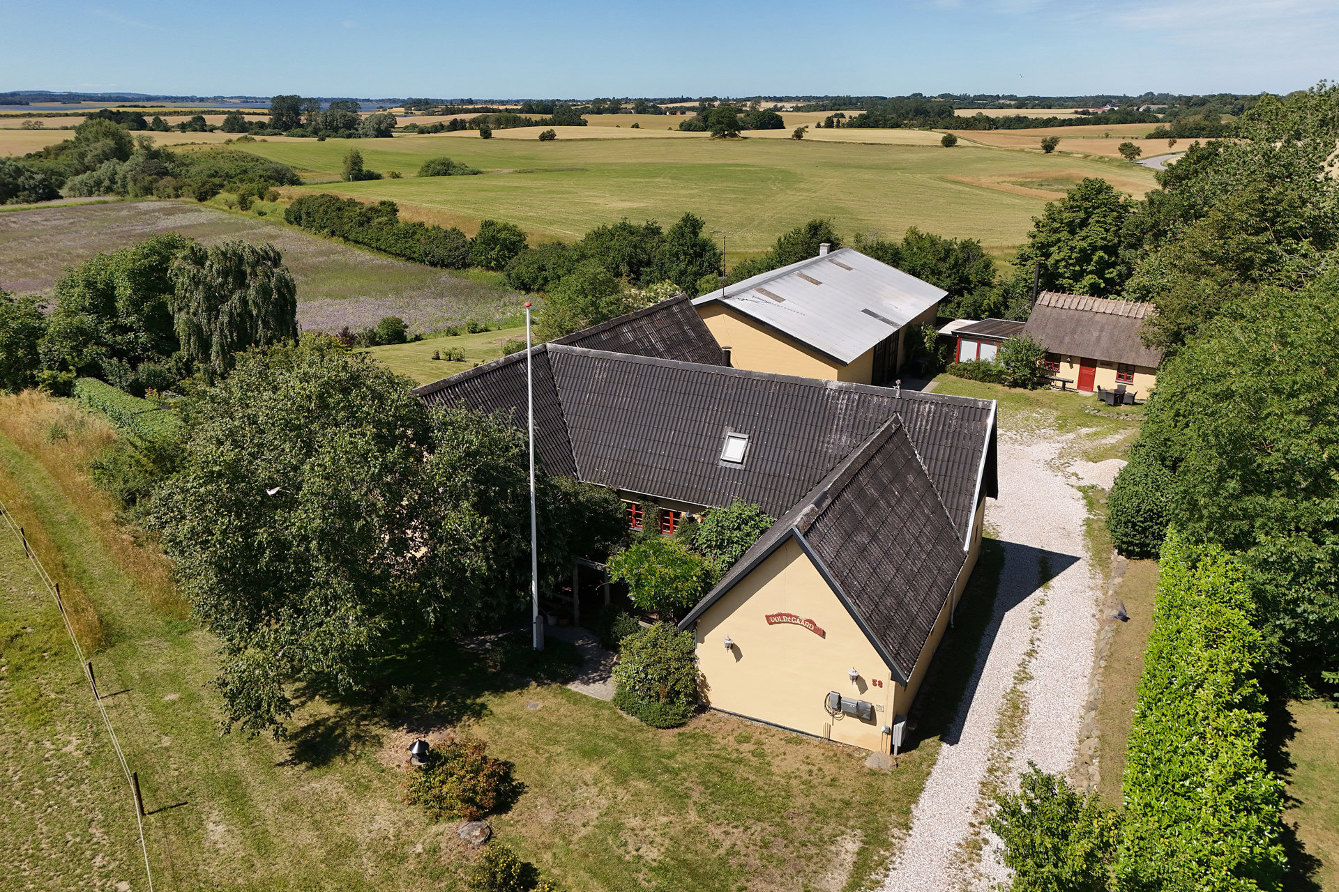 Landlig idyl med enestående udsigt, fjordkig og 3,76 ha jord – tæt på Roskilde