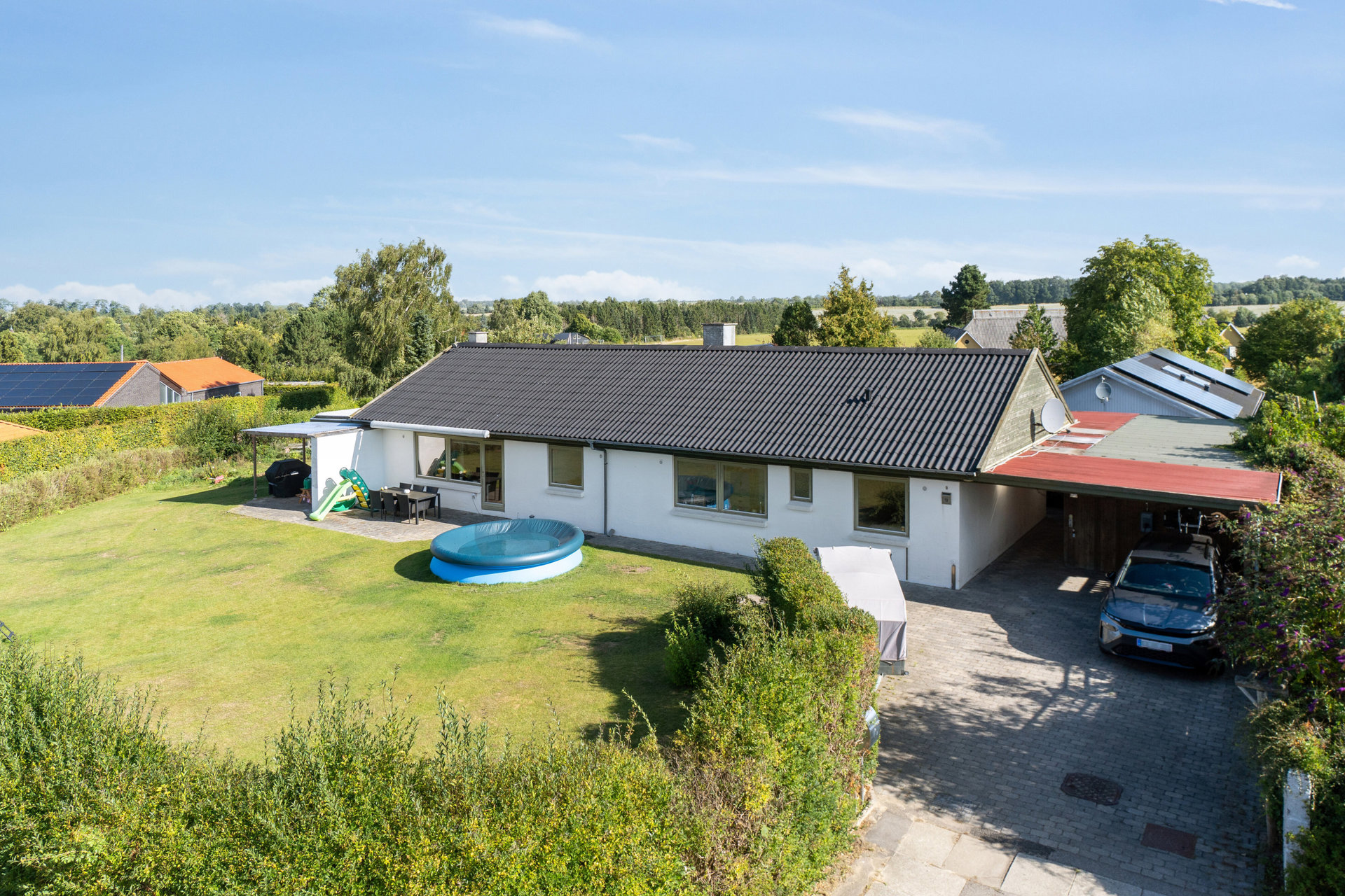 Villa i Øm på lukket, stille vej med vestvendt terrasse og udsigt over haven