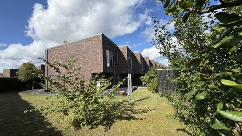 Velovervejet enderækkehus i moderne kvarter i Roskilde med skønne udearealer