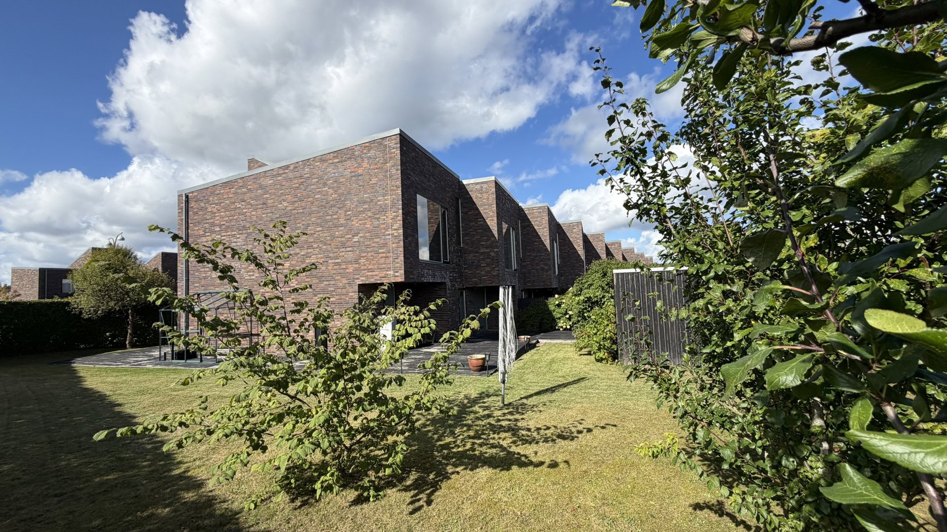 Velovervejet enderækkehus i moderne kvarter i Roskilde med skønne udearealer